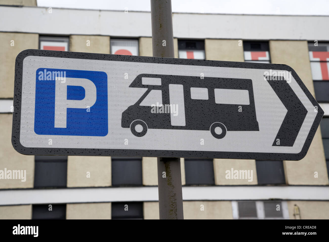 Simbolo di parcheggio per camper e caravan bagnato con pioggia Fort William Scozia uk Foto Stock