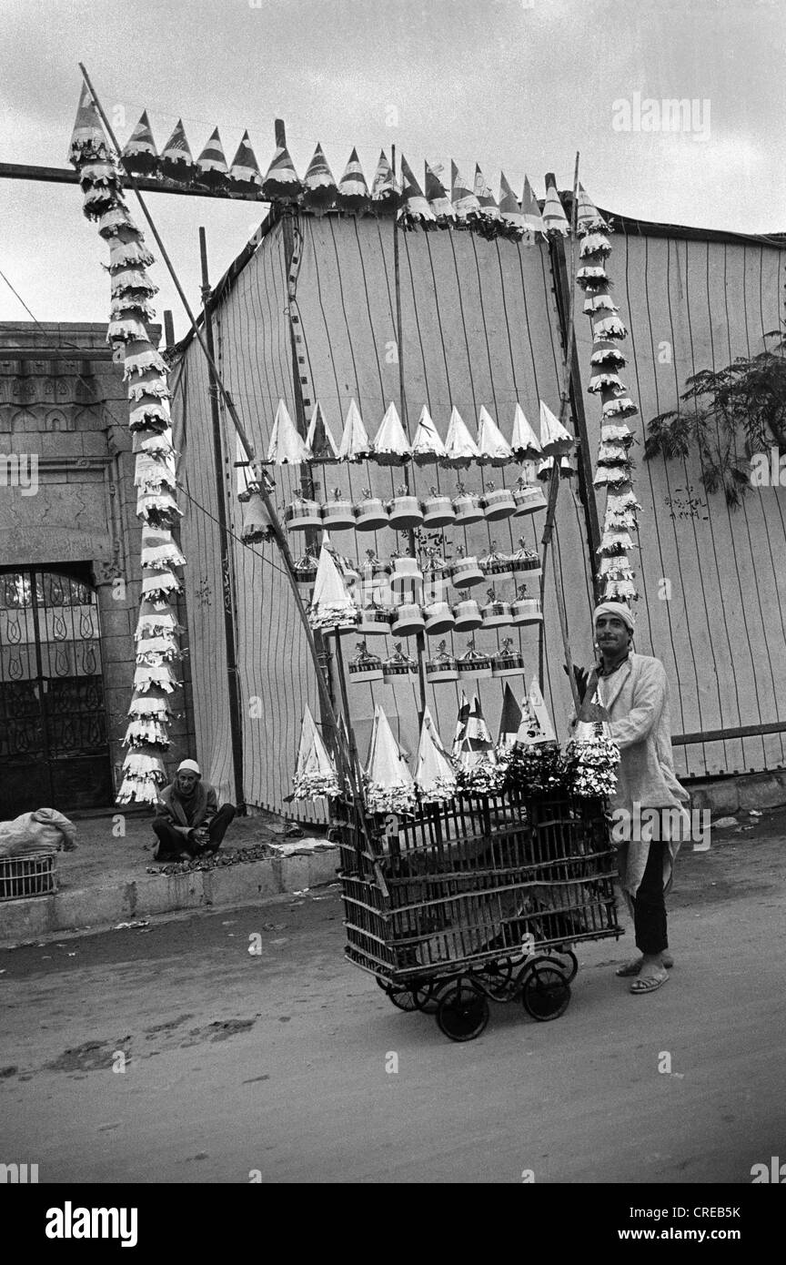 Un partito hat venditore mostra la sua mercanzia in un festival a Il Cairo Foto Stock