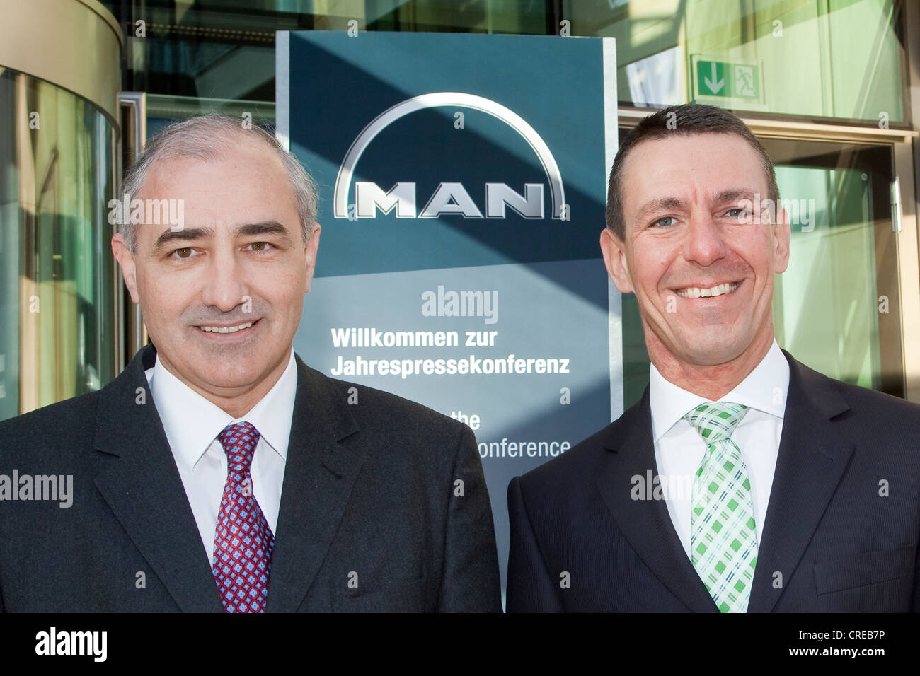 Georg Pachta-Reyhofen, destra, CEO del veicolo e ingegneria gruppo uomo SE e Frank H. Lutz, sinistra, Chief Financial Officer Foto Stock