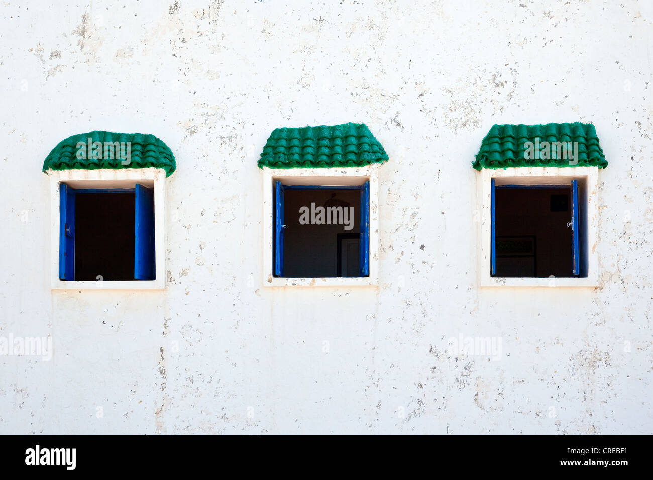 Tre finestre su un edificio nel centro storico o la medina, Sito Patrimonio Mondiale dell'UNESCO, Essaouira, Marocco, Africa Foto Stock