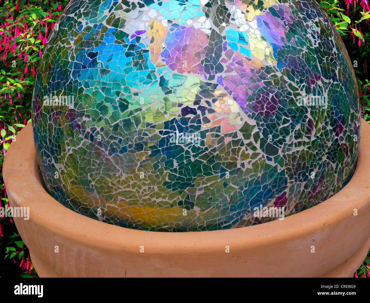 Mosaico di vetro guardando a sfera caratteristica del giardino. Oregon Foto Stock