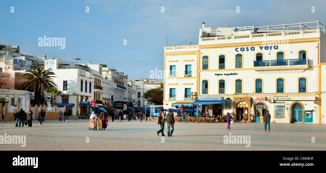 Square nella zona portuale, Essaouira, Marocco, Africa Foto Stock