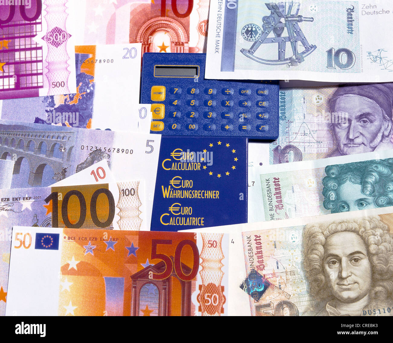 Euro Convertitore con DM banconote e le banconote in euro Foto Stock