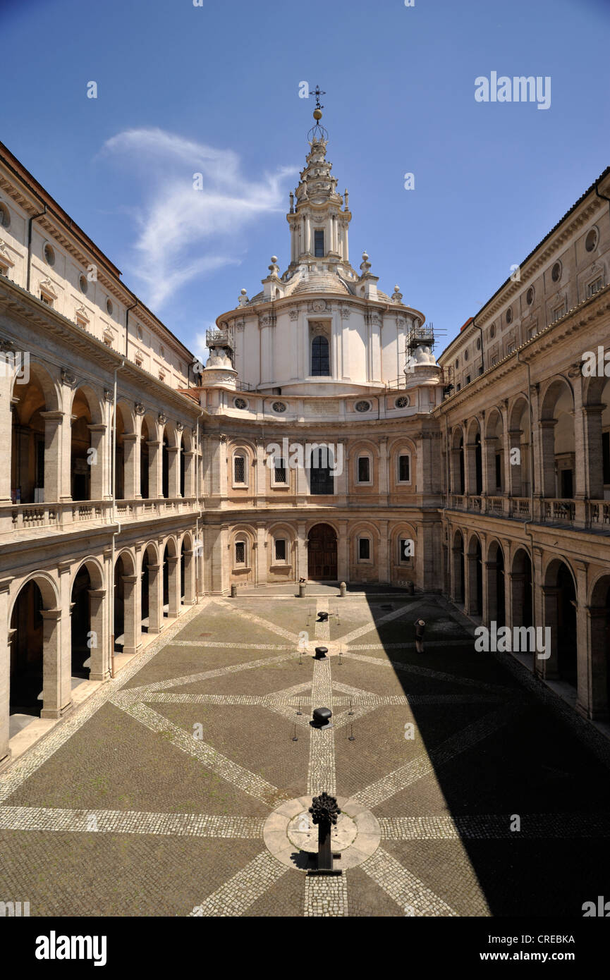 Italia, Roma, chiesa di Sant'Ivo alla Sapienza, cortile Foto Stock