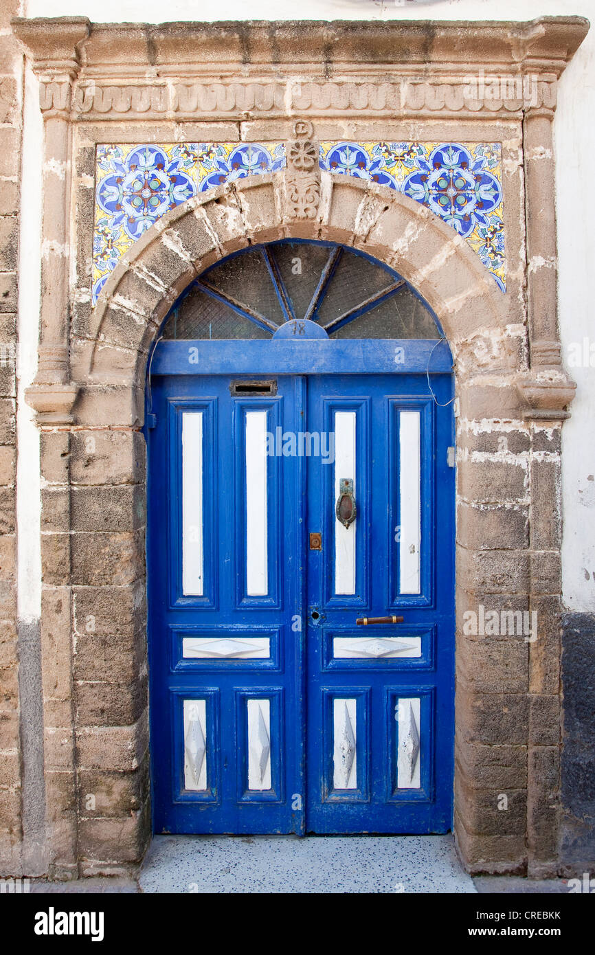 Tipica vecchia porta di legno per un edificio residenziale nel centro storico o la medina, Sito Patrimonio Mondiale dell'UNESCO, , Marocco, Africa Foto Stock