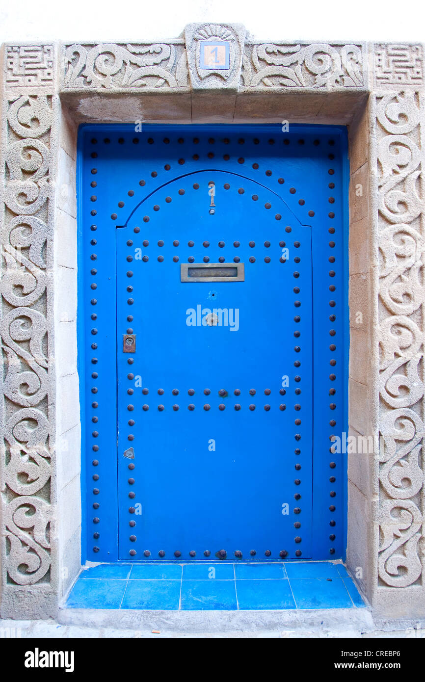 Tipica vecchia porta di legno per un edificio residenziale nel centro storico o la medina, Sito Patrimonio Mondiale dell'UNESCO, , Marocco, Africa Foto Stock