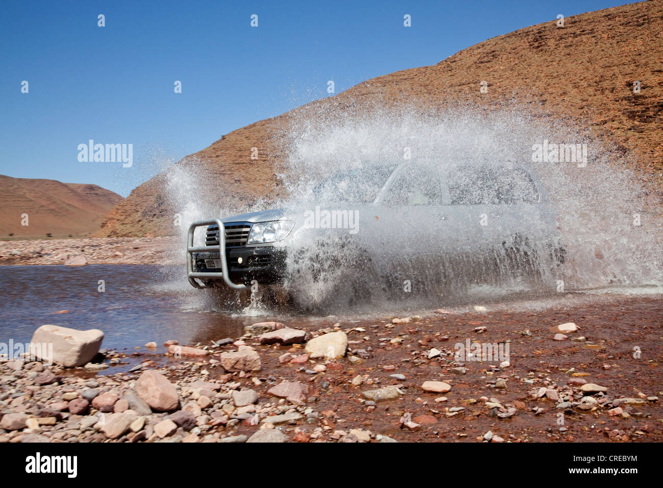 Veicolo fuoristrada, Toyota Land Cruiser, guidando attraverso un letto del fiume vicino Foum-Zguid, Marocco, Africa Foto Stock
