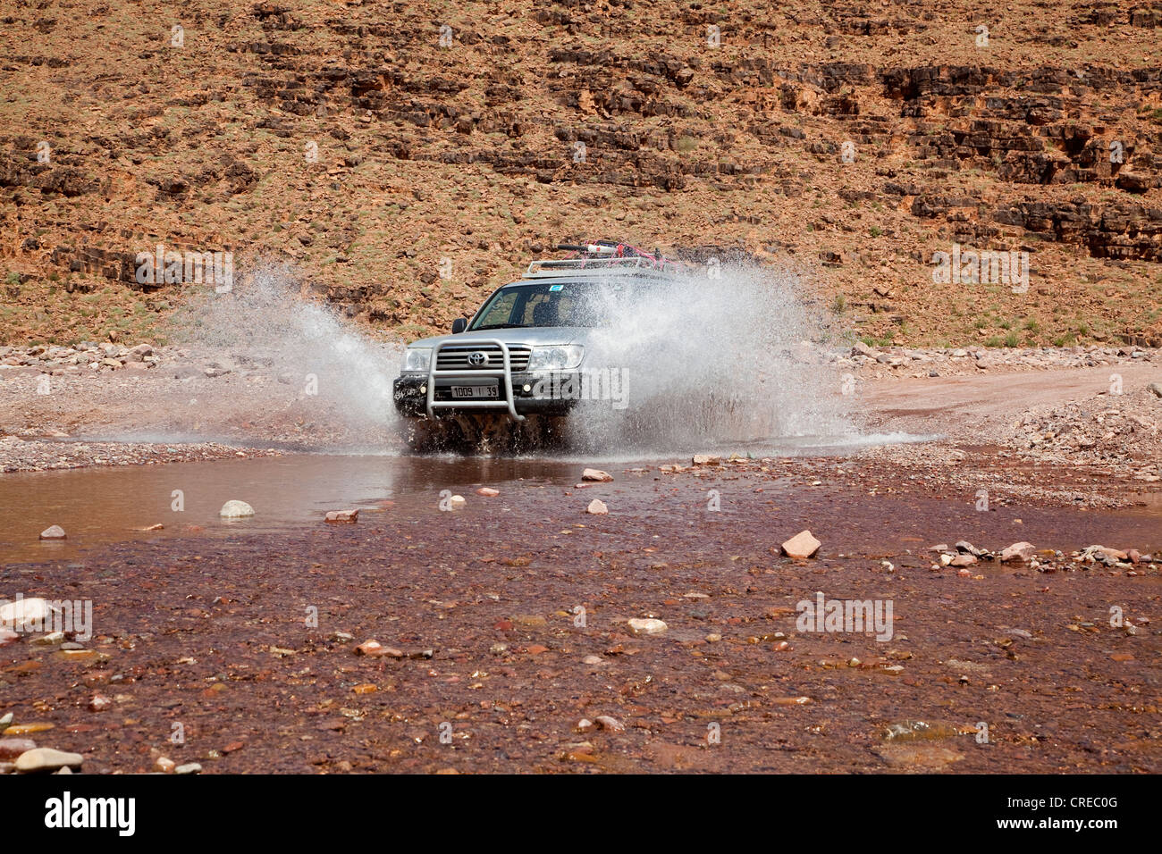 Veicolo fuoristrada, Toyota Land Cruiser, guidando attraverso un letto del fiume vicino Foum-Zguid, Marocco, Africa Foto Stock
