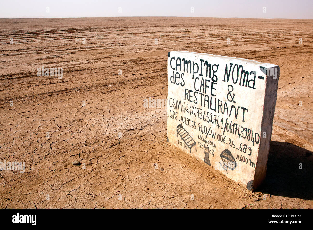 Segno per un campeggio all'inizio del deserto del Sahara vicino a Mhamid, Marocco, Africa Foto Stock