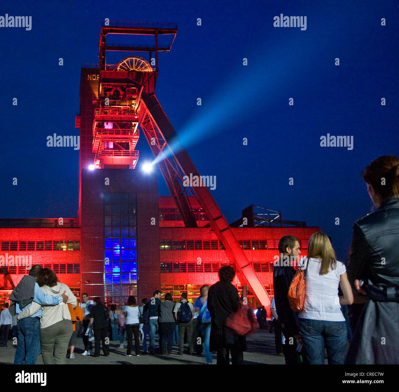 Persone durante il Extraschicht davanti il copricapo illuminata presso il Parco Nordstern, in Germania, in Renania settentrionale-Vestfalia, la zona della Ruhr, Gelsenkirchen Foto Stock