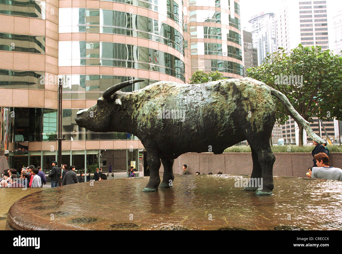 Wasserbueffel presso l'ingresso principale della Borsa di Hong Kong Foto Stock
