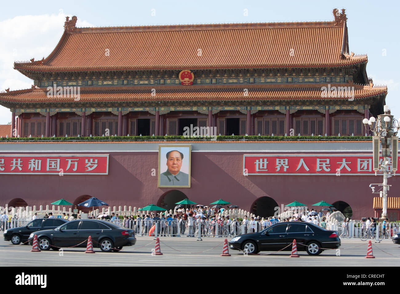 Porta della Pace Celeste, con il ritratto di Mao Zedong, in ingresso alla Città Proibita e Piazza Tiananmen Sq, Pechino, Cina. Foto Stock