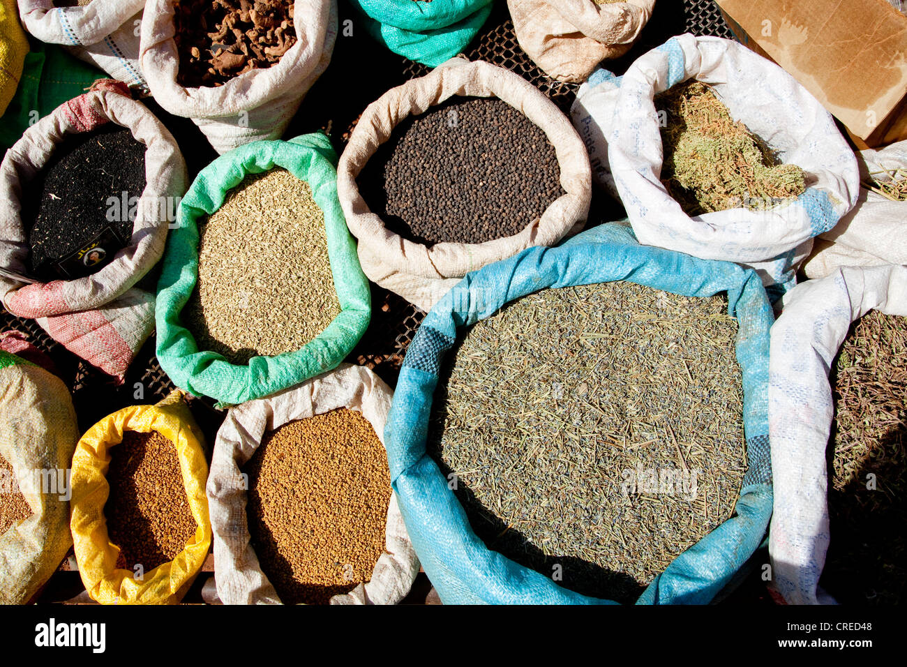 Le spezie in sacchi in un mercato o souk, Telouet, Valle di Ounila, Alto Atlante, Marocco, Africa Foto Stock