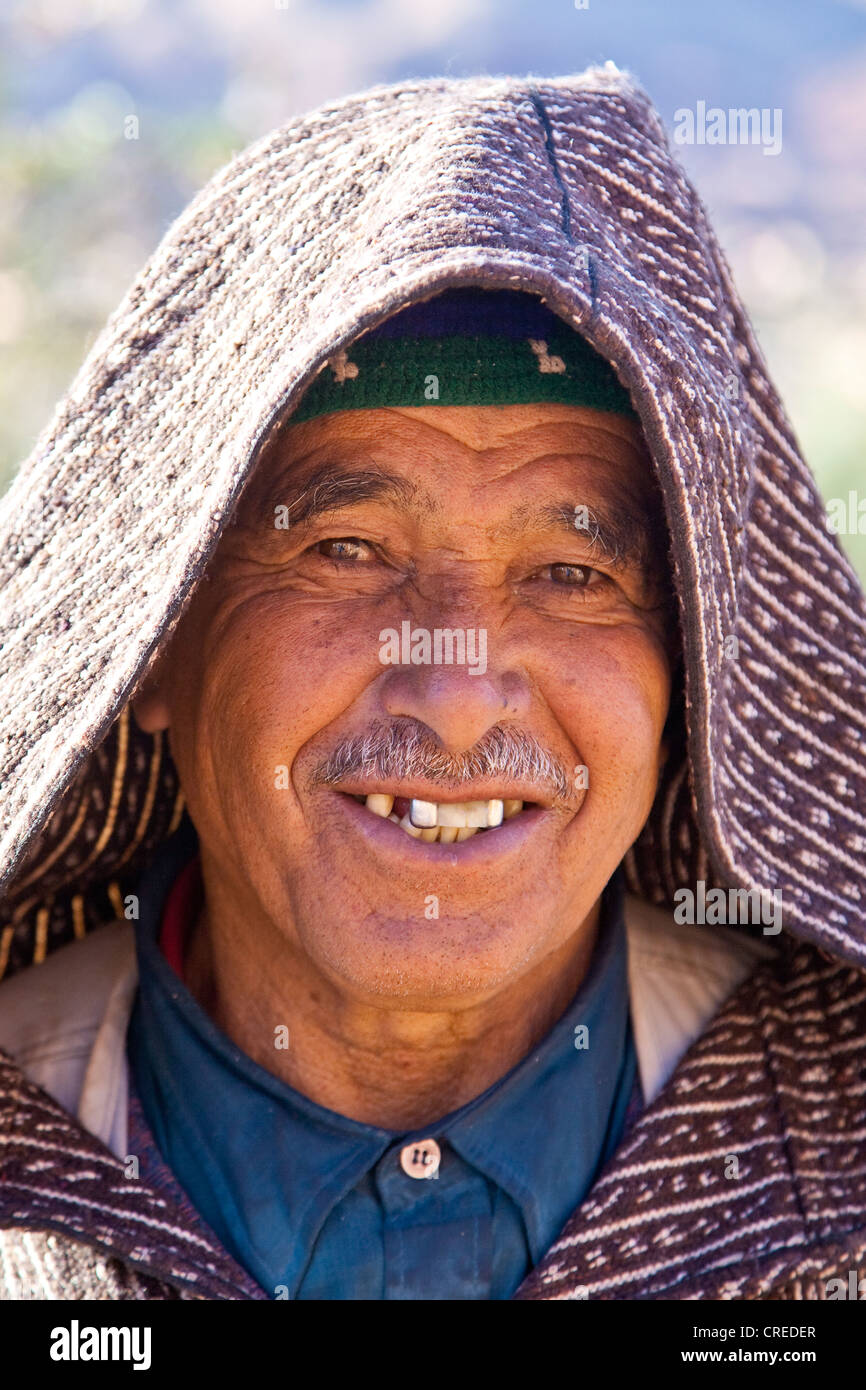 Berber uomo che indossa un tradizionale djellaba, Telouet vicino a Ouarzazate, Marocco, Africa Foto Stock