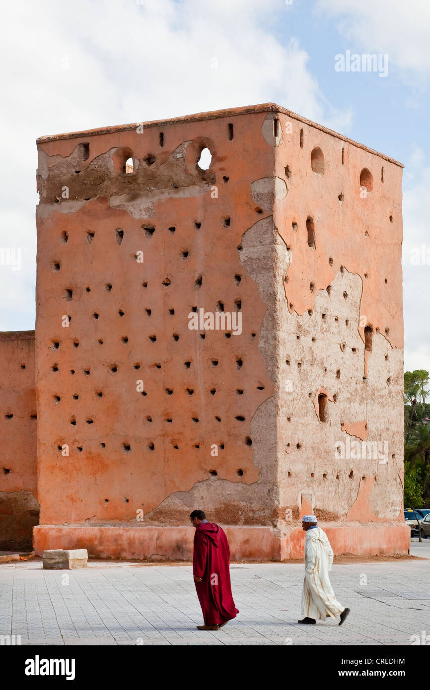 Parte del conservato le mura della città nella medina o città vecchia, Sito Patrimonio Mondiale dell'UNESCO, Marrakech, Marocco, Africa Foto Stock