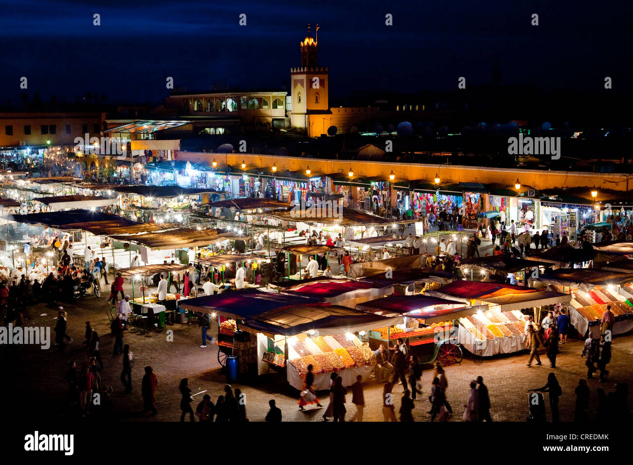 Il cibo e le bancarelle del mercato in Djemaa El Fna di notte, medina o città vecchia, Sito Patrimonio Mondiale dell'UNESCO, Marrakech, Marocco Foto Stock