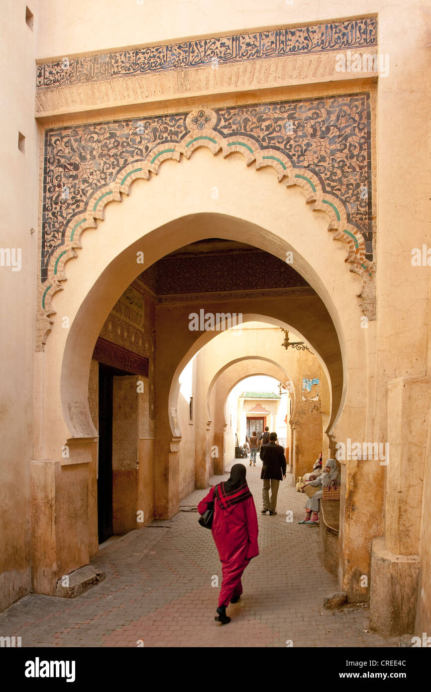 Ingresso del Ben Youssef madrasa, un collegio islamico, Medina, il centro storico, patrimonio mondiale dell UNESCO, Marrakech Foto Stock