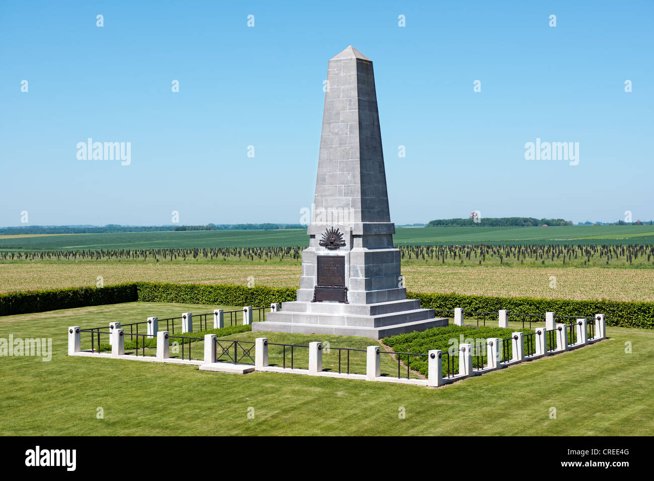 Il WW1 Australian 1° Divisione Memorial con il memoriale di Thiepval nella distanza, Pozières, Somme, Francia Foto Stock