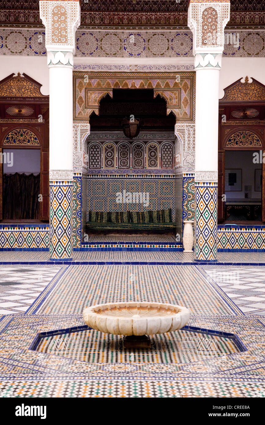 Fontana nel cortile interno del Ben Youssef madrasa, un collegio islamico, Medina, quartiere storico Foto Stock