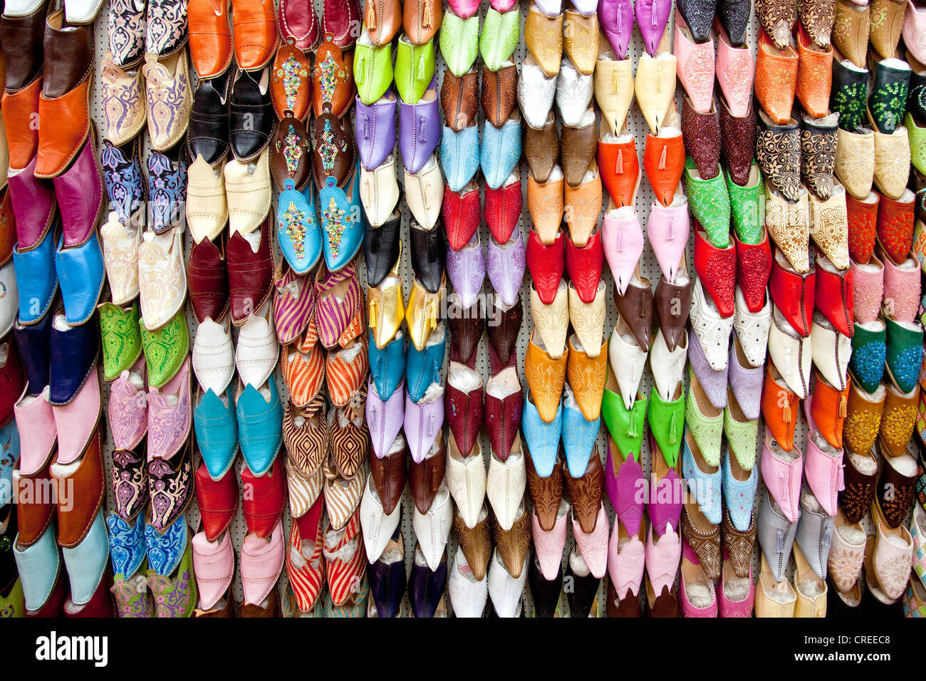 Tradizionale marocchino pantofole in pelle nel souq, mercato, nella Medina, quartiere storico, Marrakech, Marocco, Africa Foto Stock