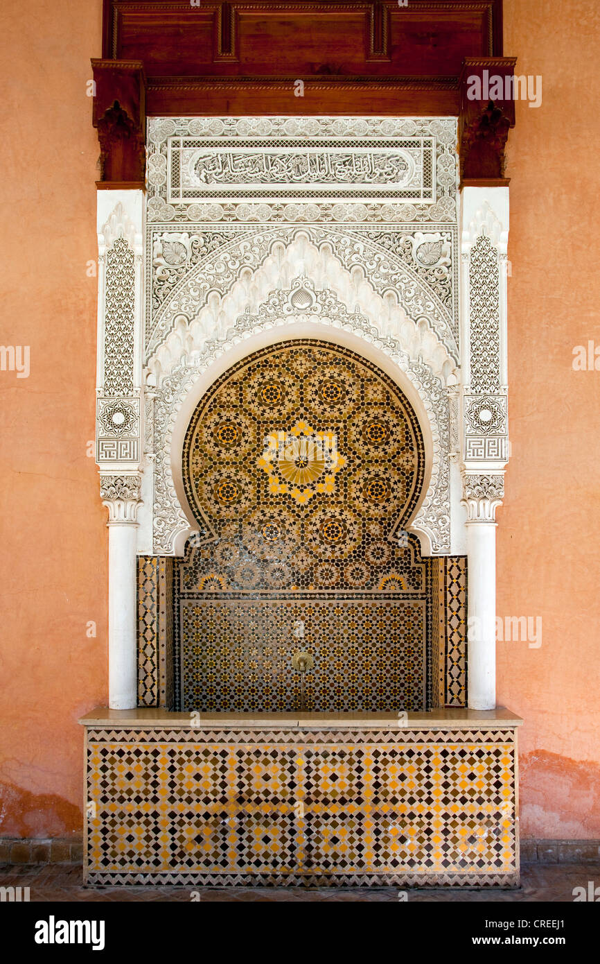 Fontana decorata con Zellige tilework, piastrelle di terracotta e ornamenti, Marrakech, Marocco, Africa Foto Stock