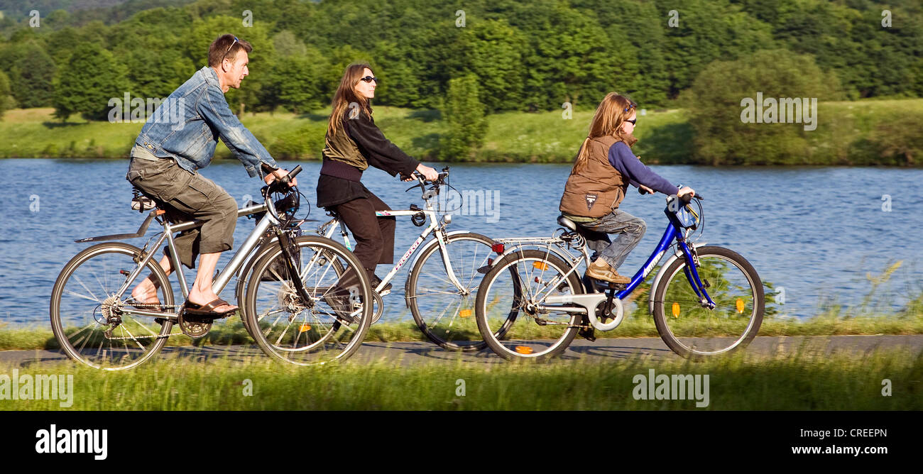 Escursioni in bicicletta la famiglia sul Ruhr-Vally-Cycleway al Kemnade Lago di storage, in Germania, in Renania settentrionale-Vestfalia, la zona della Ruhr, Witten Foto Stock
