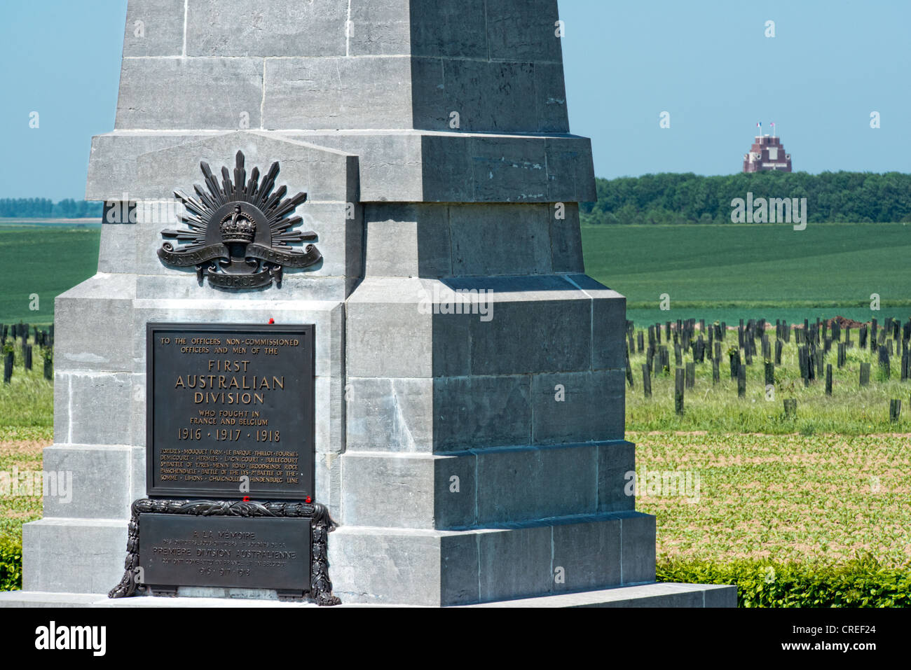 Il WW1 Australian 1° Divisione Memorial con il memoriale di Thiepval nella distanza, Pozières, Somme, Francia Foto Stock