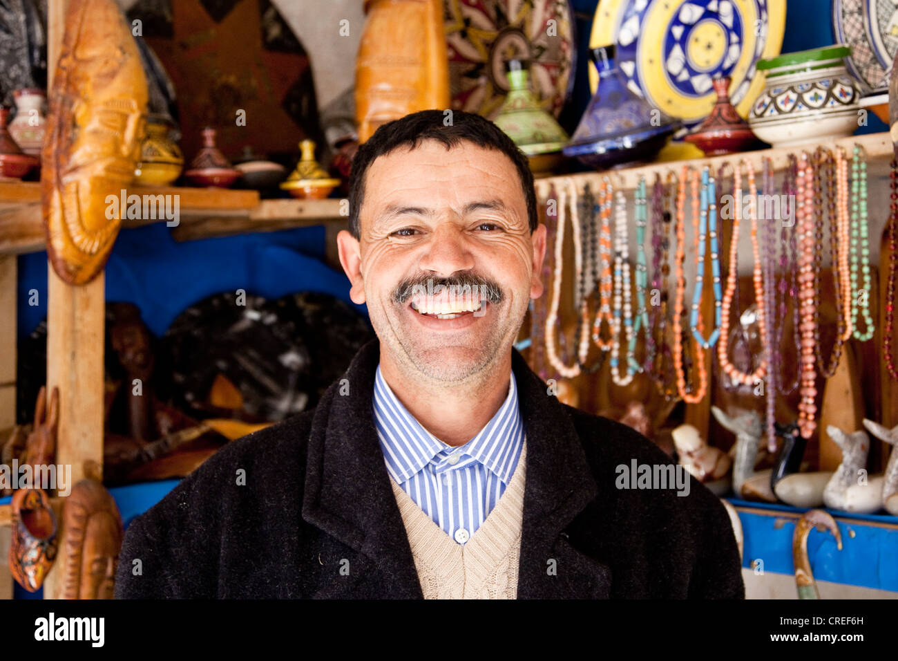 Berber nel suo negozio di articoli da regalo, Tizi-n-Test mountain pass road, nell'Alto Atlante vicino Asni, Marocco, Africa Foto Stock