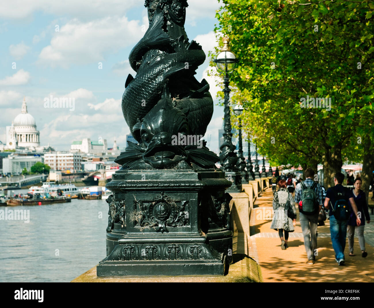 Regina a piedi sulla South Bank di Londra in un giorno d'estate con lampada vittoriana base in primo piano e la Cattedrale di St Paul Foto Stock
