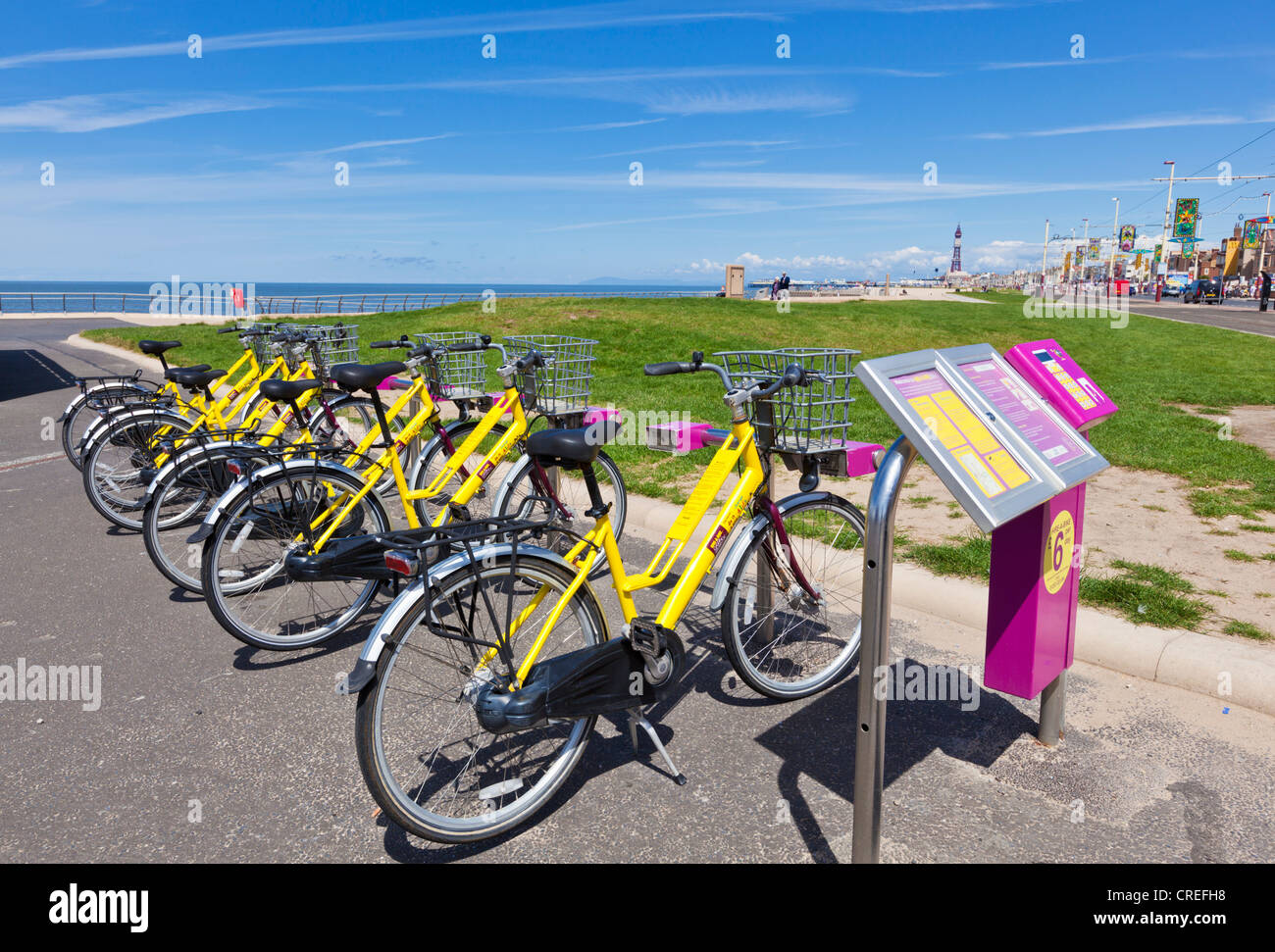 Noleggio bici con ciclo Blackpool sulla promenade Blackpool Lancashire England Regno Unito GB Europa Foto Stock