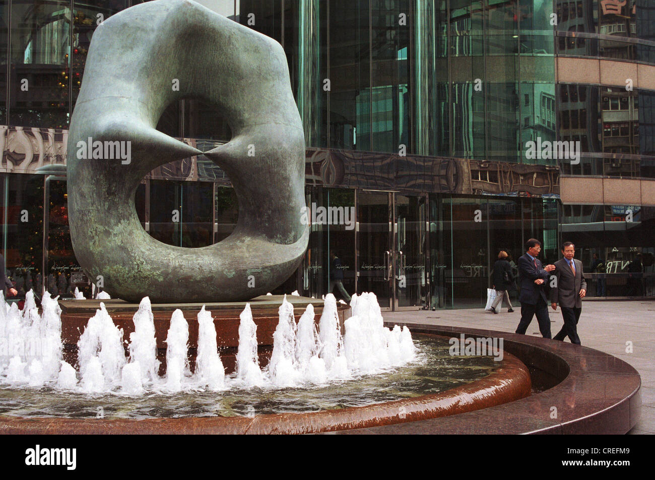 Scultura all'entrata principale della Borsa di Hong Kong Foto Stock