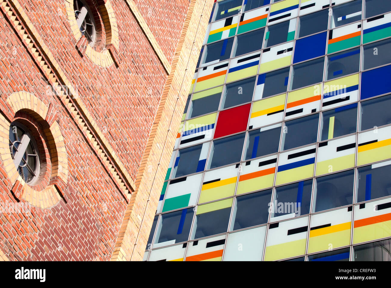 Alte Maelzerei edificio in mattoni e il moderno Colorium tower, porta Medienhafen a Duesseldorf in Renania settentrionale-Vestfalia Foto Stock