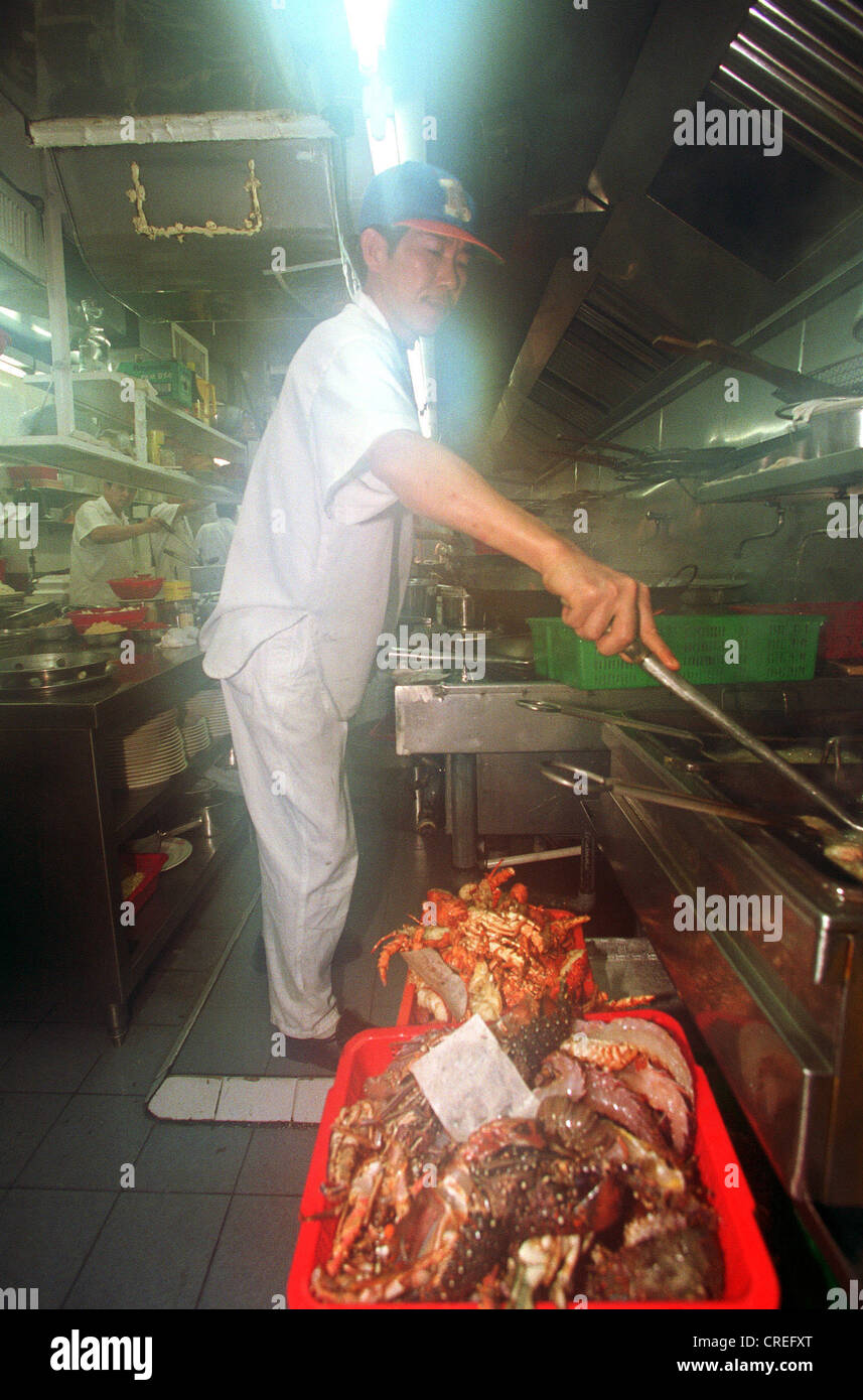 La cottura quando la preparazione di piatti a base di pesce, Hong Kong Foto Stock