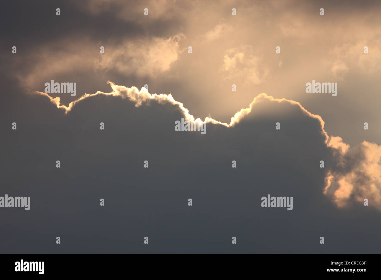 Nuvole temporalesche illuminata dal sole Foto Stock
