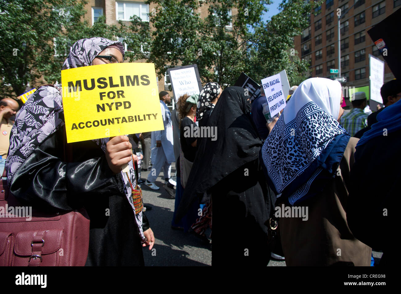 Migliaia di dimostranti marzo giù Fifth Avenue a New York per una marcia silenziosa protesta il NYPD politica di fermare e perquisire Foto Stock