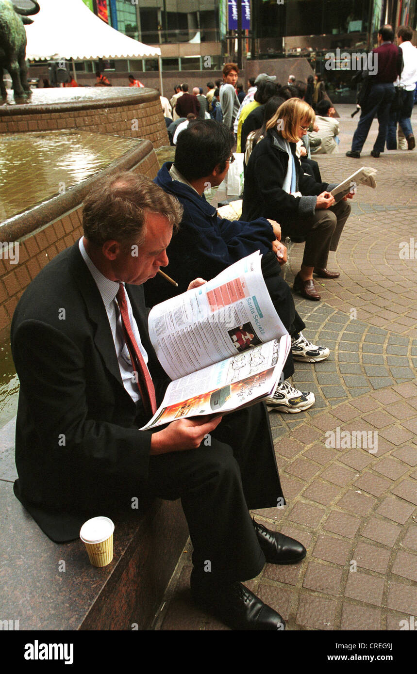 Dipendente della Borsa alla pausa pranzo, Hong Kong Foto Stock