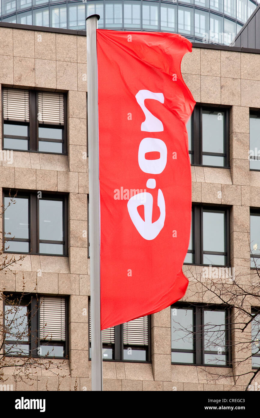 Flag con l'E.sul logo di fronte alla sede centrale del gruppo energia EON AG a Duesseldorf in Renania settentrionale-Vestfalia Foto Stock
