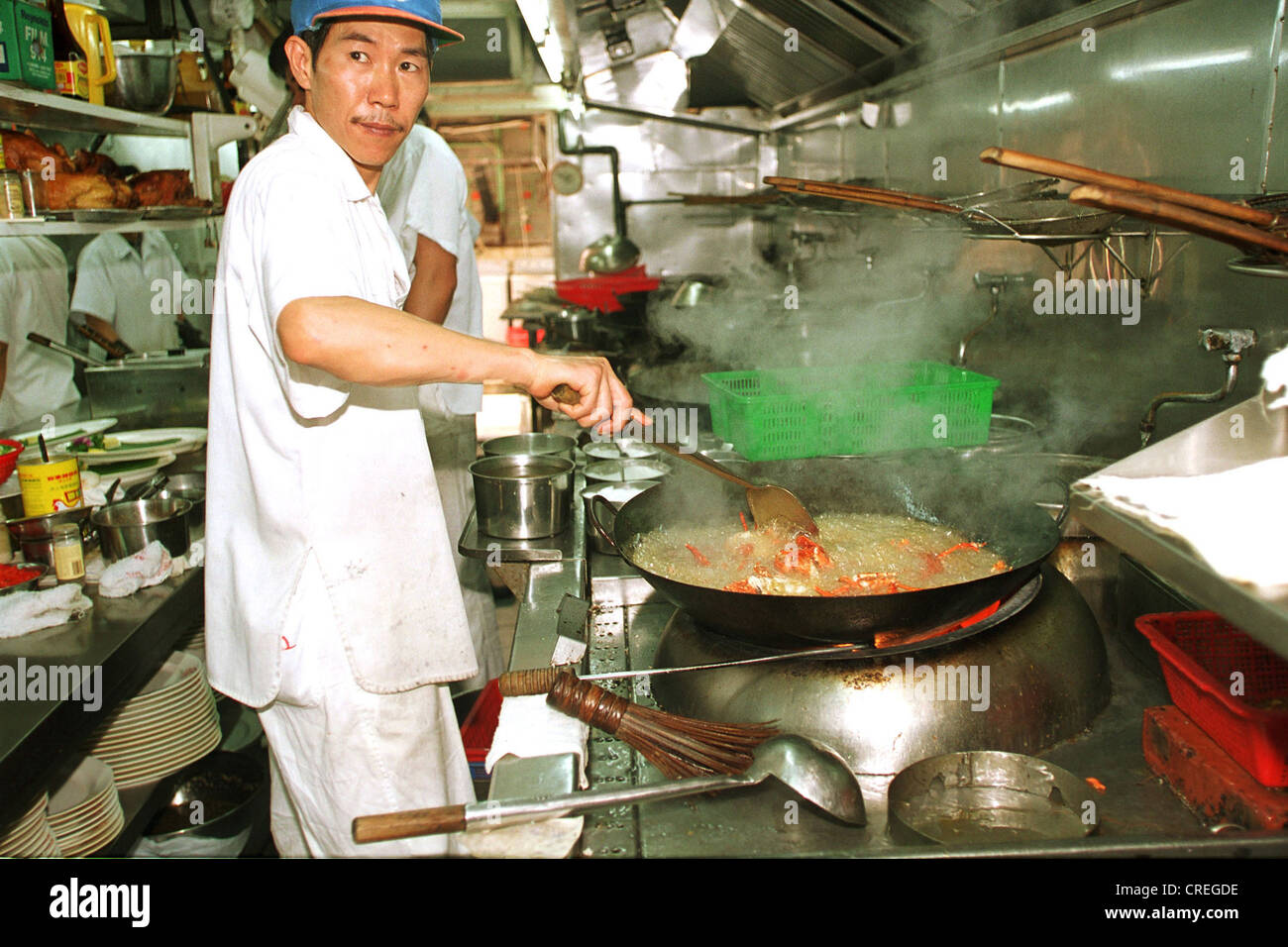 La cottura quando la preparazione di piatti a base di pesce, Hong Kong Foto Stock