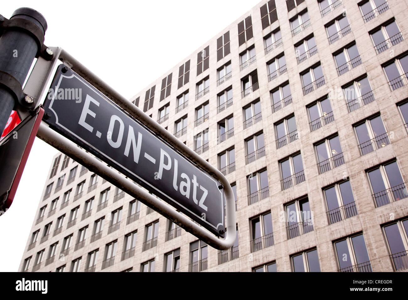 Strada segno, E.ON-Platz, di fronte alla sede centrale del gruppo energia EON AG a Duesseldorf in Renania settentrionale-Vestfalia Foto Stock