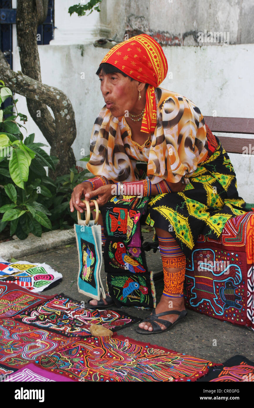 La Kuna donna indiana vendendo Molas nella città di Panama, Panama, Panama Stadt Foto Stock