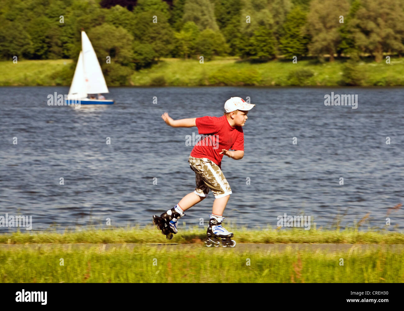 Roller boy nella parte anteriore di una barca a vela al Kemnade Lago di storage, in Germania, in Renania settentrionale-Vestfalia, la zona della Ruhr, Witten Foto Stock