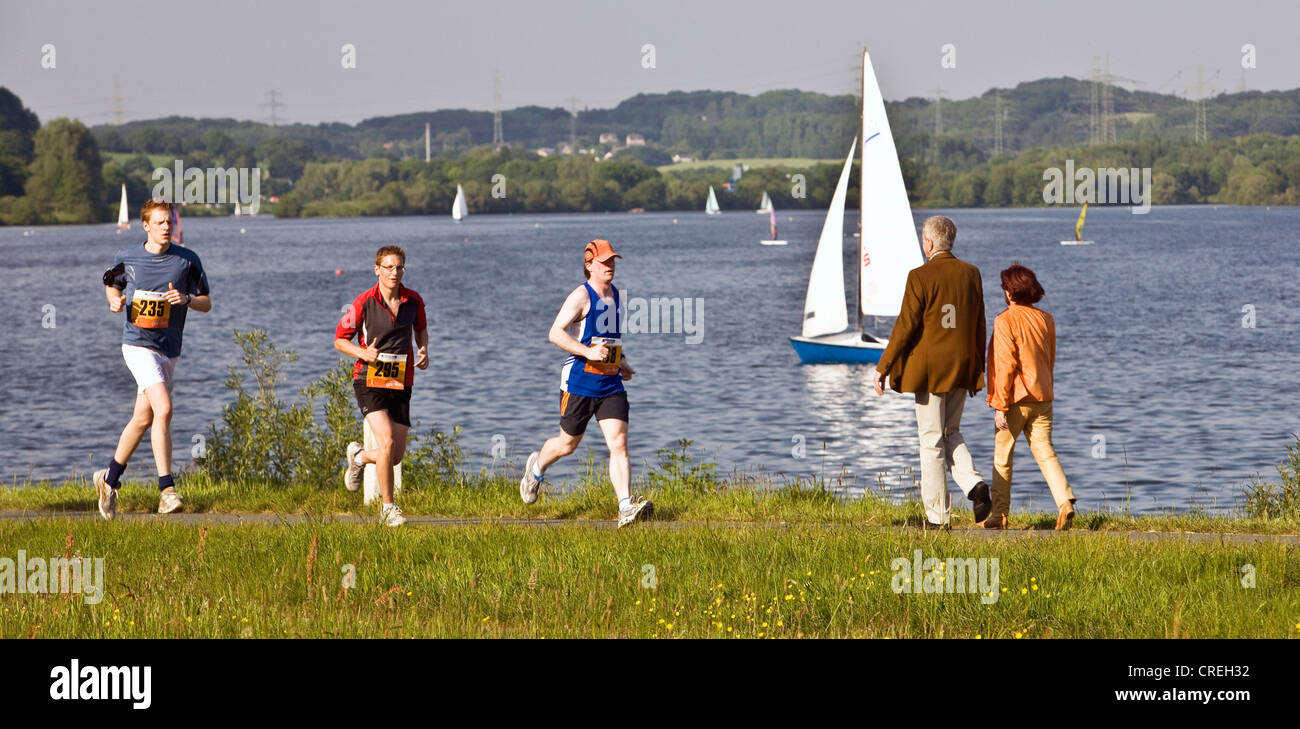 Per gli amanti del jogging e delle passeggiate nella parte anteriore di una barca a vela al Kemnade Lago di storage, in Germania, in Renania settentrionale-Vestfalia, la zona della Ruhr, Witten Foto Stock