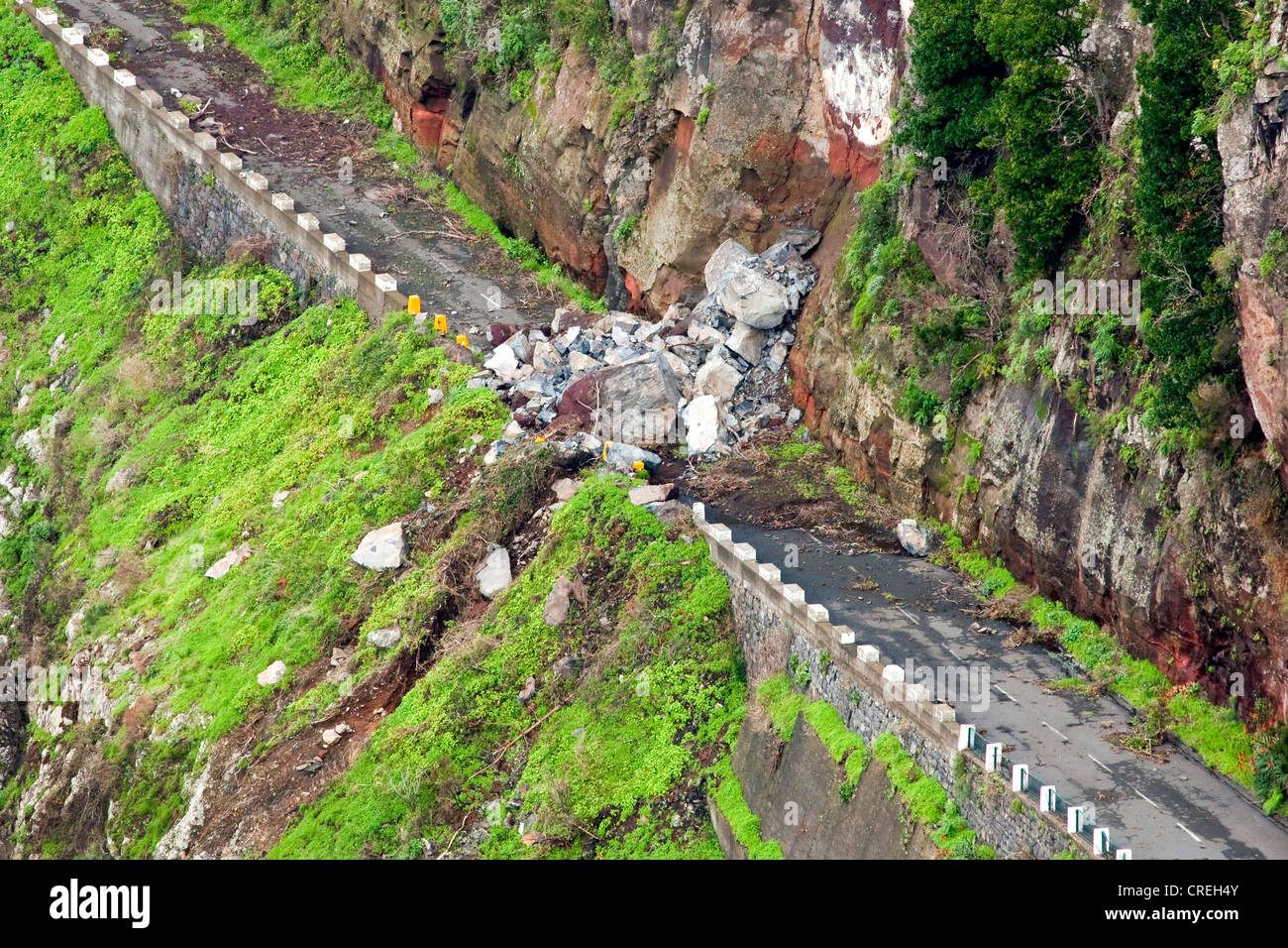 Strada bloccata da una frana, Corral delle monache o Curral das Freira, Madeira, Portogallo, Europa Foto Stock