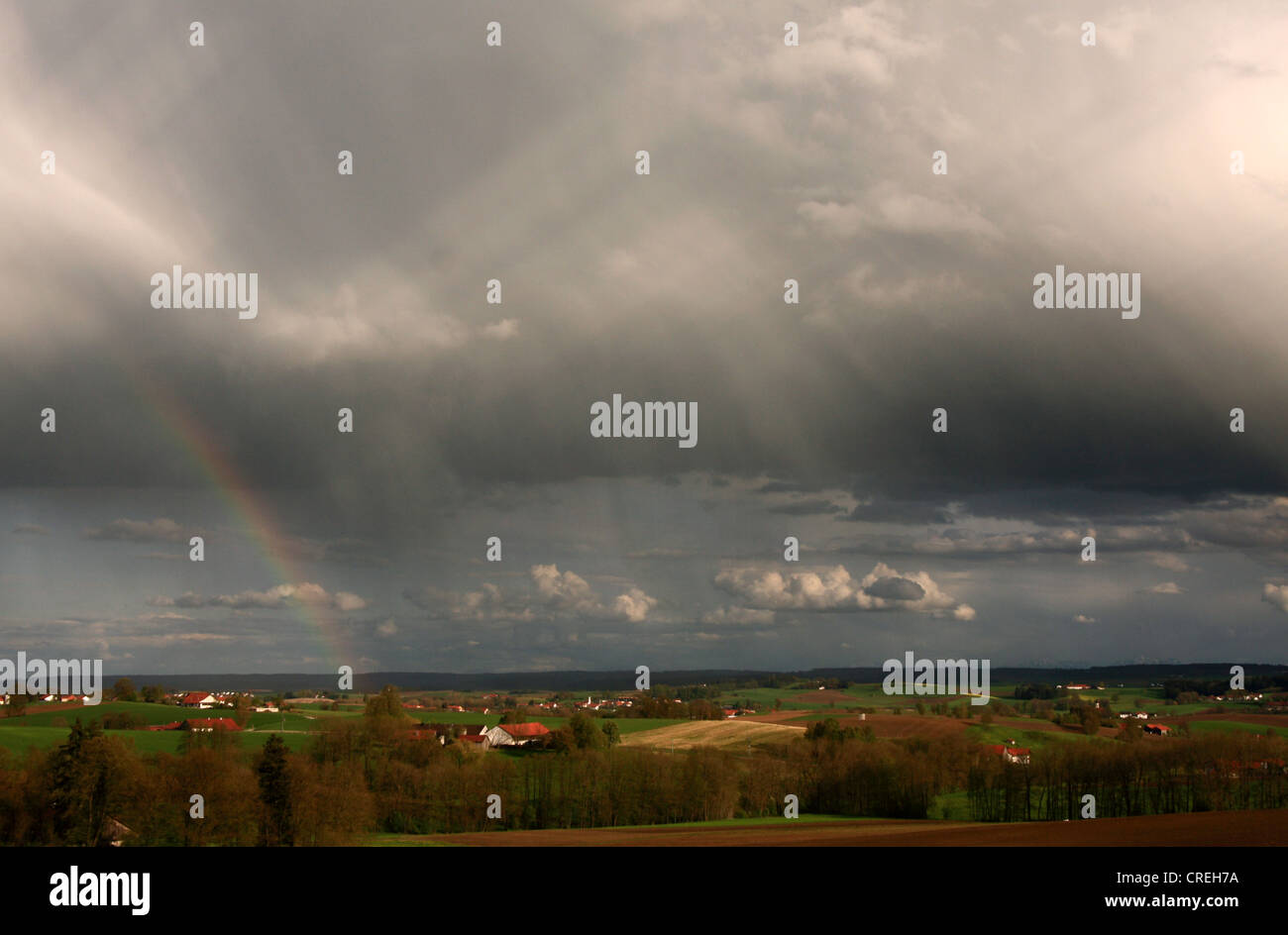 Pioggia e rainbow nel pre-Alpi paesaggio, in Germania, in Baviera, Alta Baviera, Baviera superiore Foto Stock