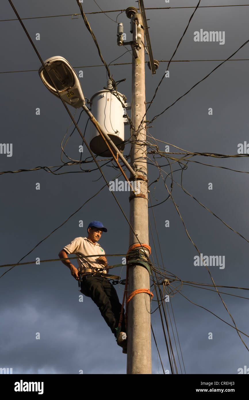 Elettricista e la riparazione della rete via cavo, nel villaggio di El Naranjo nella parte nordorientale di montagna, Nicaragua america centrale Foto Stock