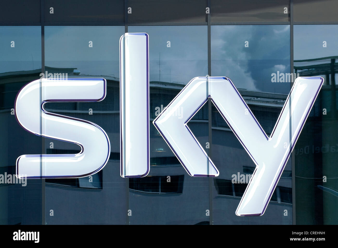 Il logo presso la sede della pay-TV canale Sky Deutschland AG in Unterfoehring vicino a Monaco di Baviera, Germania, Europa Foto Stock