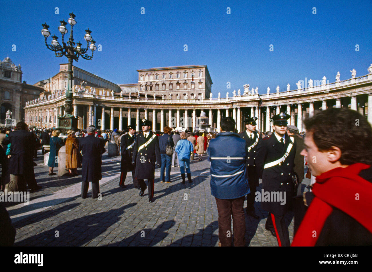 Città del Vaticano Italia Piazza San Pietro il Papa la benedizione della folla di carabinieri in folla Foto Stock