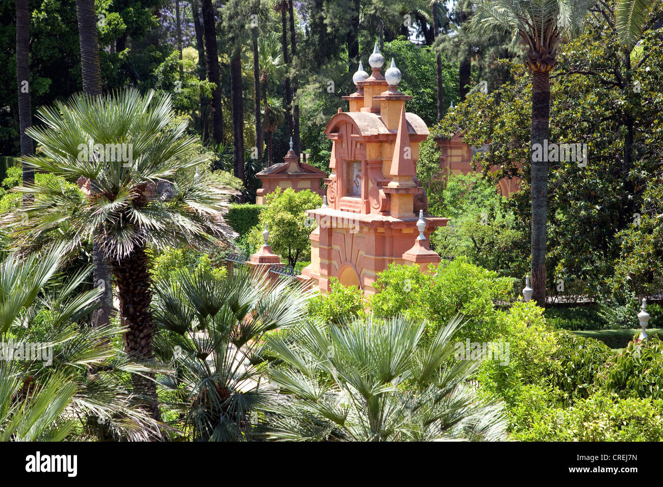 Architettura di giardino nei giardini del Re moro del Palazzo Reale di Alcazar, Sito Patrimonio Mondiale dell'UNESCO, Siviglia, Andalusia Foto Stock