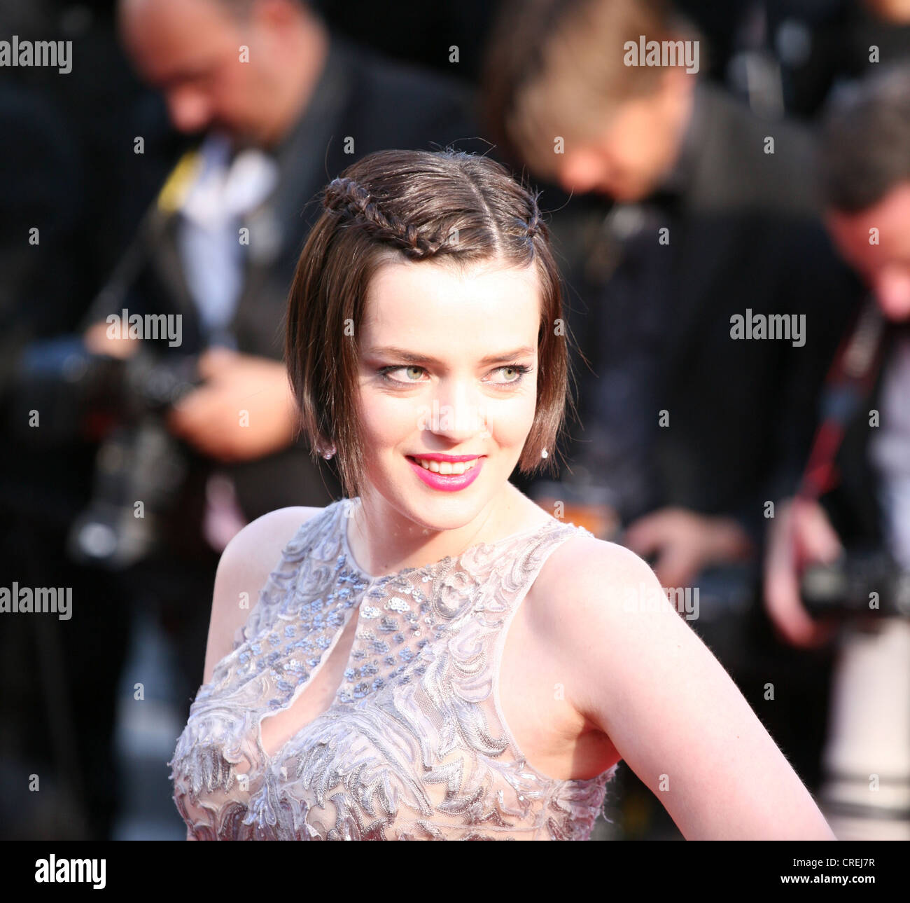Roxane Mesquida a sulla strada di gala per lo screening di tappeto rosso al sessantacinquesimo Festival del Cinema di Cannes Francia. 2012 Foto Stock
