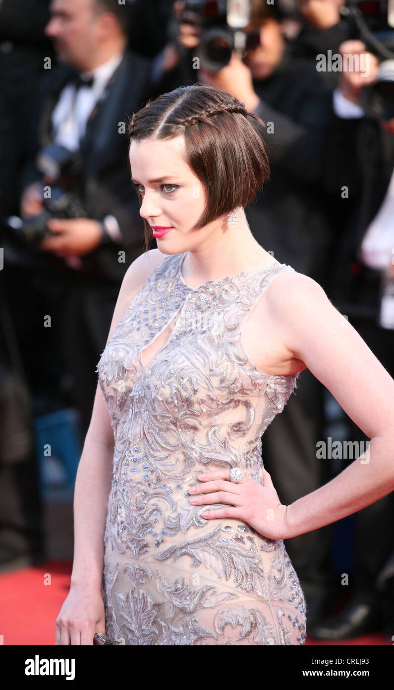 Roxane Mesquida a sulla strada di gala per lo screening di tappeto rosso al sessantacinquesimo Festival del Cinema di Cannes Francia. 2012 Foto Stock